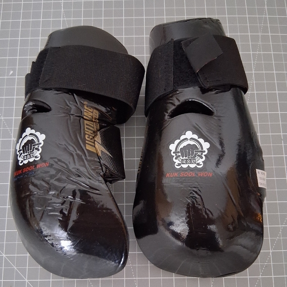 Black Martial Arts Sparring Gloves - Picture 1 of 8